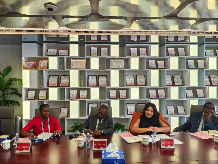 津巴布韦副外长到访威廉体育集团总部